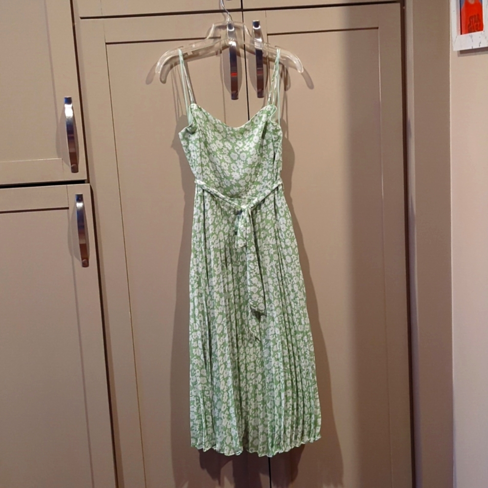 Lucy Paris green floral pleated strappy summer dress. Size medium